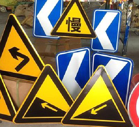 原阳县标识标牌中颜色的确定是很重要的。